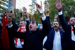 'Sembol Yasası' y&uuml;r&uuml;rl&uuml;ğe girdi: Bozkurt işareti yapanlara...