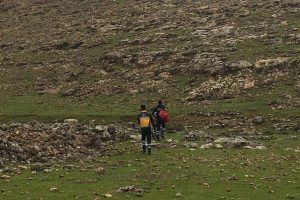 Yaralı &ccedil;obanı 6 kilometre sedye ile taşıdılar