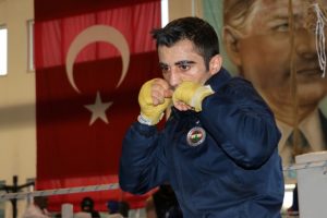 Yumruğunu hem &uuml;lkesi hem de kardeşleri i&ccedil;in sallıyor
