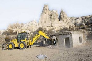 Kapadokya'da 27 ka&ccedil;ak yapı yıkıldı
