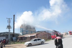 Ahşap &uuml;r&uuml;nler fabrikasında korkutan yangın