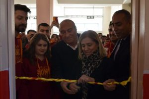 Galatasaraylı taraftarlar 'Talat Terim' adına k&uuml;t&uuml;phane a&ccedil;tı