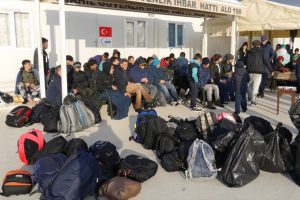&Ccedil;anakkale'de 73 d&uuml;zensiz g&ouml;&ccedil;men yakalandı
