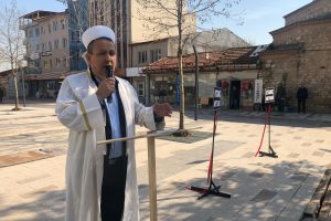 Bursa'da mitingden sonra imam c&uuml;bbesi giyip dua etti