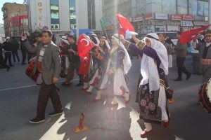 Urfa t&uuml;rk&uuml;leri eşliğinde 'sağlıklı nesil' y&uuml;r&uuml;y&uuml;ş&uuml;