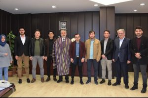 Afgan &ouml;ğrencilerden Rekt&ouml;r Bilgi&ccedil;'e "&ccedil;epen" jesti