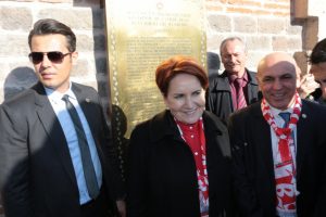 Akşener, 40 yıllık okul arkadaşını ziyaret etti