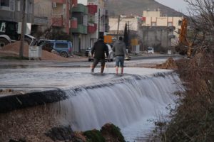 Kep&ccedil;e su borusunu kırdı, yollar g&ouml;le d&ouml;nd&uuml;