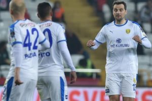Antalya'da gol d&uuml;ellosu! Ankarag&uuml;c&uuml; zaferi...