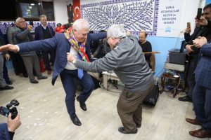 Bursa B&uuml;y&uuml;kşehir Belediye Başkan Adayı Bozbey baharın gelişini K&uuml;tahyalılar ile kutladı