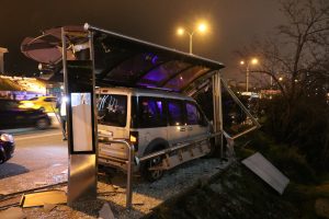 Facianın eşiğinden d&ouml;n&uuml;ld&uuml;! Otob&uuml;s durağına girdi