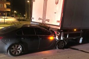 Otomobil TIR'a ok gibi saplandı!