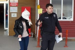 Bursa'da apartmanda yakalanan 2 kadını mahallelinin elinden polis kurtardı