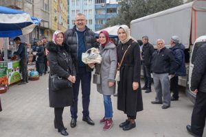 Bursa Karacabey Belediye Başkanı &Ouml;zkan'dan ailesiyle birlikte pazaryeri ziyareti