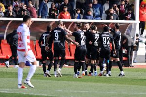 &Uuml;mraniyespor Karab&uuml;kspor'u 3 golle ge&ccedil;ti