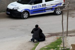 Adana'da &ccedil;atıdan zemine &ccedil;akılan bek&ccedil;i can verdi