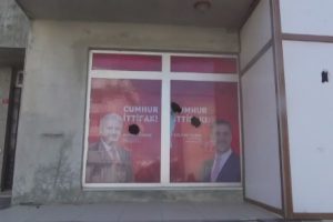 Se&ccedil;im b&uuml;rosuna taşlı saldırı