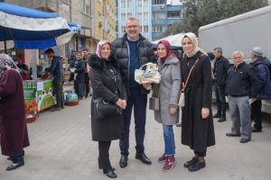 Bursa'da mobil başkan pazaryerinde bez torba dağıttı