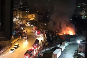 Hareketli anlar... Yangın &ccedil;ıktı patlama sesleri y&uuml;kseldi