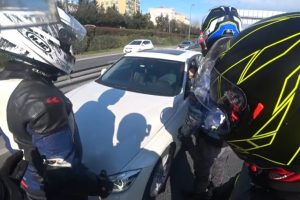 Otomobil motosikleti sıkıştırınca ortalık karıştı