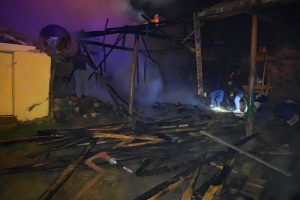 Alevlerin arasından canını zor kurtardı