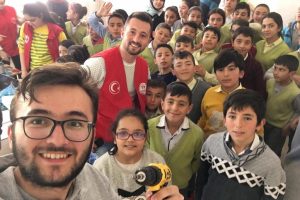 G&ouml;n&uuml;ll&uuml; Gen&ccedil;ler, k&ouml;y okuluna k&uuml;t&uuml;phane kurdu