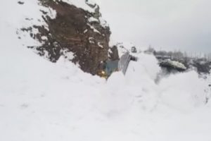&Ccedil;ığ d&uuml;şt&uuml;, k&ouml;y yolu kapandı