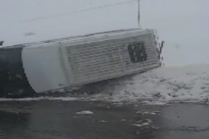 &Ouml;ğrenci servisi devrildi: 5 yaralı