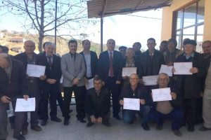 Zeytin budama ustaları belgelerini aldı