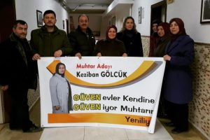 Muhtar adayının okulda a&ccedil;tığı pankart tepki topladı