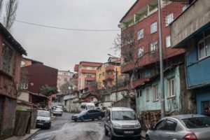 Esrarengiz olay! Herkes kapısında para dolu zarf buluyor