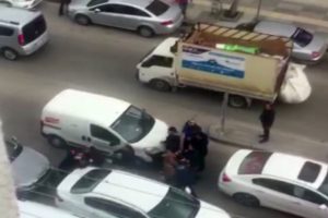 S&uuml;r&uuml;c&uuml;lerin korna tartışması kavgaya d&ouml;n&uuml;şt&uuml;