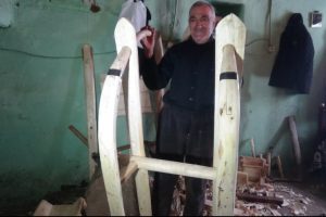 65 yaşındaki usta, kızak yaparak ge&ccedil;imini sağlıyor