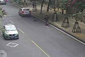 Yaşlı adamın parası bir anda yola sa&ccedil;ıldı