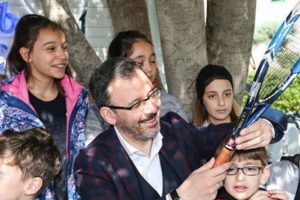 Bakan Kasapoğlu, gen&ccedil; sporcuları sevindirdi