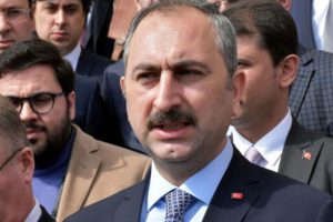 Adalet Bakanı G&uuml;l'den &ouml;nemli uyarı: Sigorta şirketlerine ve simsarlara kanmayın