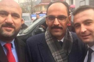 İl Se&ccedil;im M&uuml;d&uuml;r&uuml;'n&uuml;n miting pozuna tepki yağdı