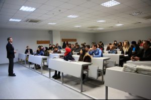 Lise &ouml;ğrencileri &uuml;niversite gezisinde