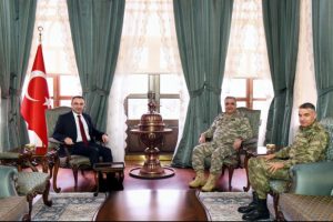 Vali Soyt&uuml;rk'e komutanlardan ziyaret