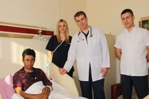 Camla kesilen kol damar nakliyle kurtarıldı