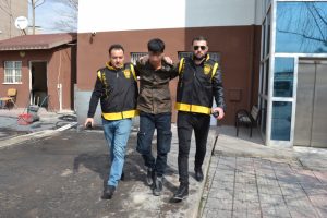 Y&uuml;ksek sesle m&uuml;zik dinlediği i&ccedil;in arkadaşını &ouml;ld&uuml;ren Afgan yakalandı