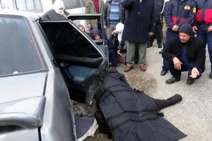 Minib&uuml;s otomobile &ccedil;arptı: 1 &ouml;l&uuml;, 3 yaralı