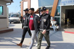'Tırnak&ccedil;ılık' y&ouml;ntemi ile iş yerlerini soydular!