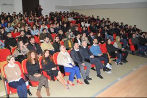 &Uuml;nl&uuml; sanat&ccedil;ı Cenk Doğar, &ouml;ğrencilerle bir araya geldi