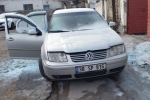 Otomobilindeki yangını s&ouml;nd&uuml;rmek isterken dumandan zehirlendi