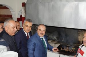 Bakan Varank &ouml;nce k&ouml;fte pişirdi, sonra tatlı ikram etti