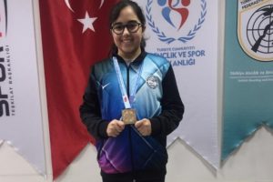 Damla Yılmaz atıcılıkta T&uuml;rkiye rekoru kırdı