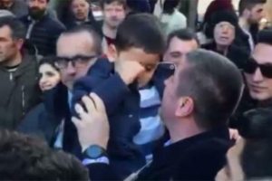 Bakan Soylu'nun korumaları aracın camını kırarak &ccedil;ocuğu kurtardı