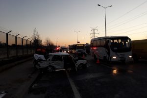 Ters y&ouml;nde giden taksi kamyona ve minib&uuml;se &ccedil;arptı