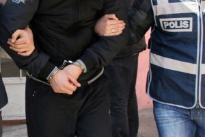 Se&ccedil;im b&uuml;rosunu taşlayan 4 kişi g&ouml;zaltına alındı